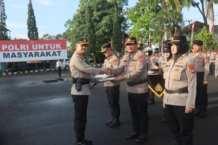 Penyerahan Penghargaan oleh Kapolres Garut, Kapolres Garut, AKBP Mochamad Fajar Gemilang