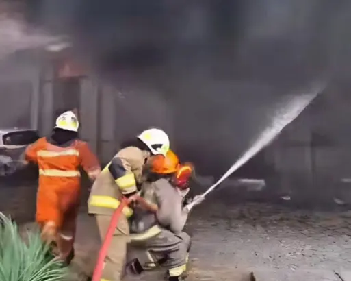 Petugas Damkar Kota Bandung Berupaya Memadamkan Api