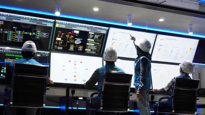 Petugas PLN Memastikan Pasokan Listrik Piala Presiden 2025 Cukup