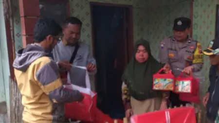 Polsek Pasirwangi Salurkan Bantuan Sosial Usai Kebakaran Rumah Warga Petugas Polsek Pasirwangi Garut Distribusikan Sembako pada Korban Kebakaran