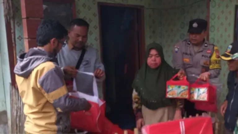 Petugas Polsek Pasirwangi Garut Distribusikan Sembako pada Korban Kebakaran