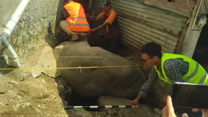 Petugas sedang meneliti Sebuah Batu Bersimbol di perkampungan padat penduduk Cihampelas Kota Bandung