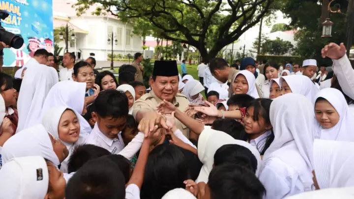 Prabowo Subianto Dikerumuni Siswa Sekolah