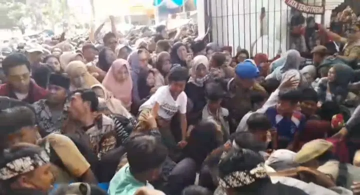 Suasana Ricuh Saat Warga Berjubel Memasuki Area Pernikahan Anak Dedi Mulyadi di Garut