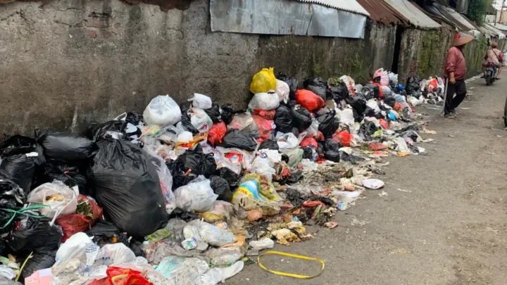 Tumpukan Sampah di Dekat Pasar Kiaracondong