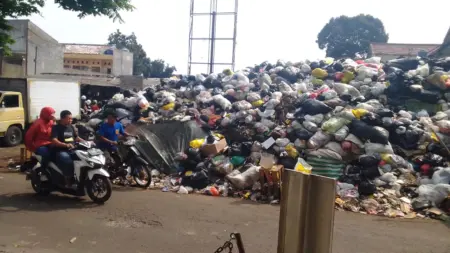 Tumpukan sampah di Kawasan Gegerkalong