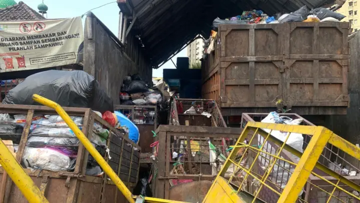 Tumpukan Sampah Tak Terangkut di Pasar Cicadas