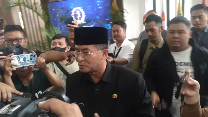 Wakil Gubernur Jawa Barat Erwan Setiawan Meninggalkan Gedung DPRD dengan tergesa-gesa