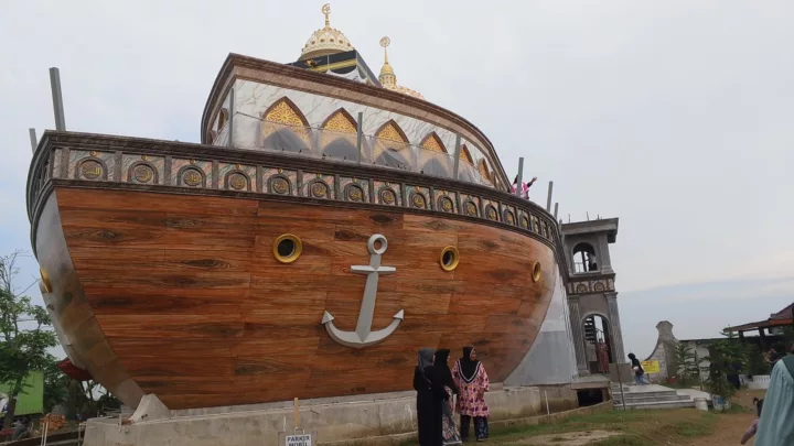 Masjid Kapal di Karawang