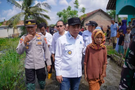 Bupati Karawang Tinjau Normalisasi Sungai dan Penertiban Bangunan Liar di Batujaya Bupati Karawang Tinjau Normalisasi Sungai dan Penertiban Bangunan Liar di Batujaya