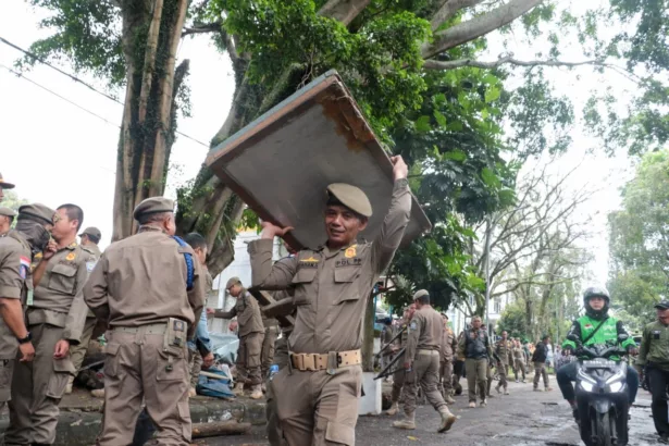 Satpol PP Kota Bandung Tertibkan PKL dan Bangunan Liar di Enam Titik