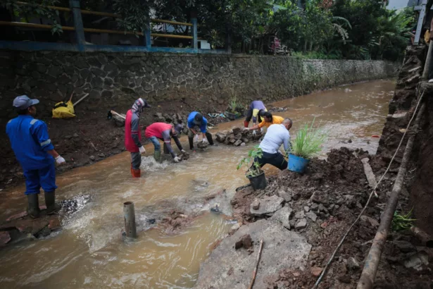 Longsor Ancam Permukiman Warga Cicaheum
