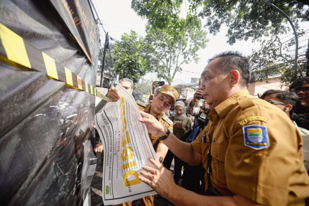 Pemkot Bandung Segel Bangunan Nakal di Jalan Tubagus Ismail, Langgar Izin dan Kuasai Trotoar