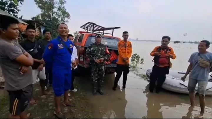 Tragis! Seorang Warga Karawang Hilang Terseret Banjir Saat Cari Bebek