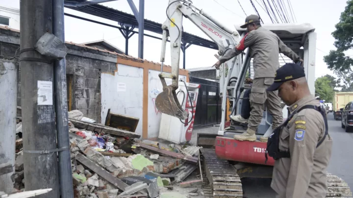 Satpol PP Bandung Tertibkan PKL dan Bangunan Liar di Dua Kecamatan