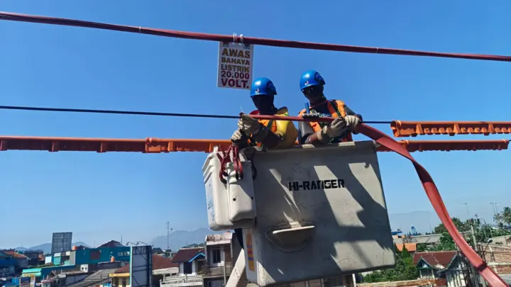 PLN UP3 Bandung Lakukan Pemasangan MVLC