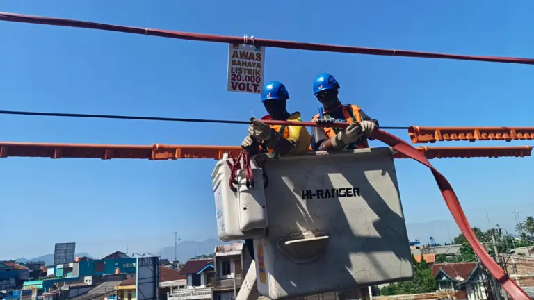 PLN UP3 Bandung Lakukan Pemasangan MVLC Dalam Rangka Pencegahan Trip Penyulang di Wilayah Ujung Berung PLN UP3 Bandung Lakukan Pemasangan MVLC