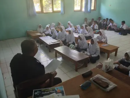 Puluhan Siswa SMPN 3 Telagasari Terpaksa Belajar