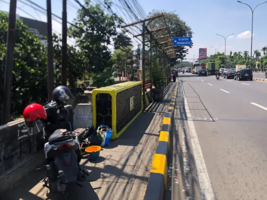 Petugas PUPR Perbaiki Cat Trotoar Jalan Soekarno Hatta