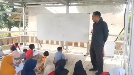 Pemuda Karawang Dirikan Saung Inggris Gratis untuk Anak-Anak Desa Pemuda Karawang Dirikan Saung Inggris Gratis untuk Anak-Anak Desa