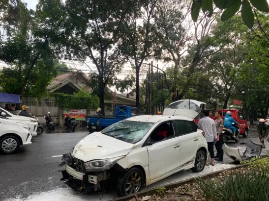 mobil berwarna putih mengalami kerusakan parah akibat tabrakan beruntun yang melibatkan beberapa kendaraan di Jalan Elang, Kota Bandung, Senin (28/7).