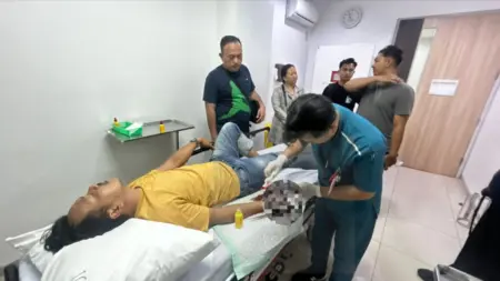Lerai Warga dari Ancaman Celurit, Polisi di Karawang Alami Luka Sobek di Empat Jari Lerai Warga dari Ancaman Celurit, Polisi di Karawang Alami Luka Sobek di Empat Jari