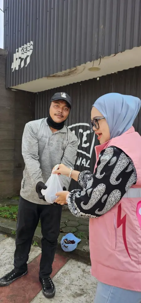 PLN UP3 Bandung Gelar “Jumat Berkah”, Bagikan Makanan untuk Warga Sekitar PLN UP3 Bandung