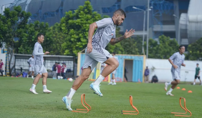 *BERGUNHO* *Sudah menjalani 3 pertandingan bersama persib, gimana kamu lihat tim ini?* Jadi, kami punya tim yang bagus, dengan pemain asing yang hebat, juga pemain lokal yang baik. Saya rasa kami sudah melalui masa adaptasi dengan baik. Tentu saja, kami ingin memenangkan semua pertandingan, kami memahami para suporter. Ini adalah klub besar, tuntutannya sangat tinggi, jadi kami tahu bahwa kami harus menang. Masa jeda ini bagus untuk mengatur beberapa hal yang sebelumnya kurang, dan saya yakin mulai sekarang kemenangan akan mulai datang. *Bagaimana kamu melihat kota bandung?* Klub ini luar biasa, kota ini juga luar biasa, para suporter fantastis. Kami tahu betapa besarnya klub ini, betapa besarnya arti klub ini bagi Indonesia. Jadi, kami sangat senang bisa berada di sini, dan semoga kami bisa meraih kemenangan dan, tentu saja, menjadi juara, seperti yang Anda lihat. *Banyak pemain latin disini, itu bagus untuk tim?* Oh, tentu saja. Saya rasa kombinasi antara pemain asing dan lokal sangat bagus. Ini benar-benar sangat baik. Kami disambut dengan sangat baik di sini. Setiap hari yang berlalu, kami semakin mengenal para pemain. Jadi, saya percaya bahwa sekarang dan di masa depan kami akan sangat bahagia. *Persiapan melawan persebaya?* Baik sekali. Saya baru saja kembali dari cedera. Sebenarnya, itu sekitar seminggu yang lalu, tapi memang butuh waktu untuk kembali mendapatkan rasa percaya diri. Sekarang saya merasa baik, percaya diri, secara fisik juga semakin membaik. Jadi, saya yakin ini akan menjadi pertandingan yang hebat. Saya akan siap bersama rekan-rekan saya, agar kami bisa meraih kemenangan.
