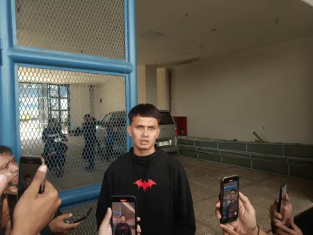 Sempat Berpisah dan Akhirnya Kembali Bersatu Dengan Sang Kakak, Begini Kata Hamra Hehanussa Hamra Hehanussa Bangga Pernah Berseragam Persib, Siap Jalani Tantangan Baru Bersama Persik Kediri