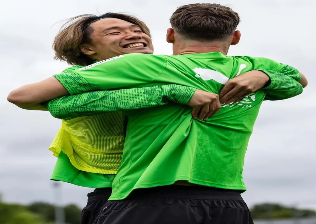 Kevin Diks digoda Ko Itakura pada latihan perdana bersama Borussia Monchengladbach