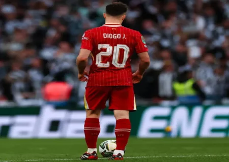 “Lebih Hebat dari Figo” Lagu Tribute untuk Diogo Jota yang Menggetarkan Anfield Lagu tribute untuk Diogo Jota