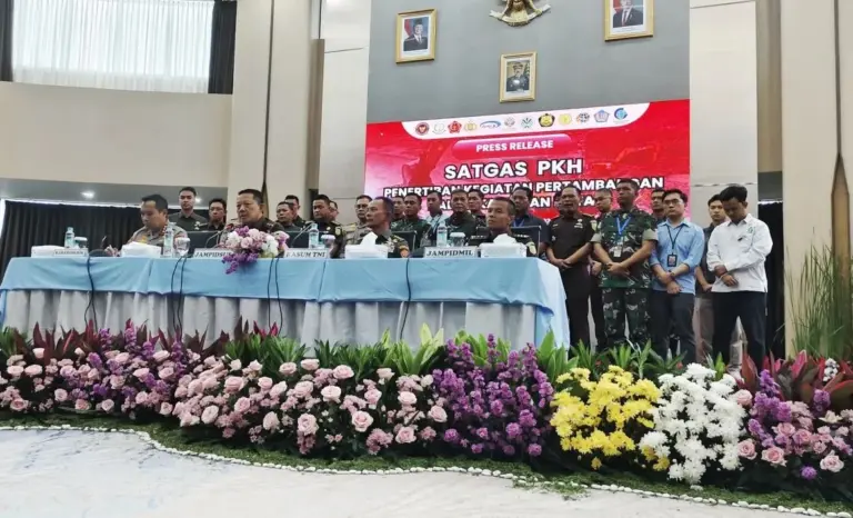 Satuan Tugas Penertiban Kawasan Hutan mengadakan jumpa pers di Gedung Kejaksaan Agung, Jakarta, Kamis (28/8/2025). (istimewa)