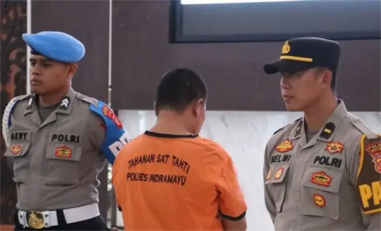 Pelaku persetubuhan dan pelecehan seksual terhadap anak kandungnya diperlihatkan pada jumpa pers di Mapolres Indramayu. (istimewa)