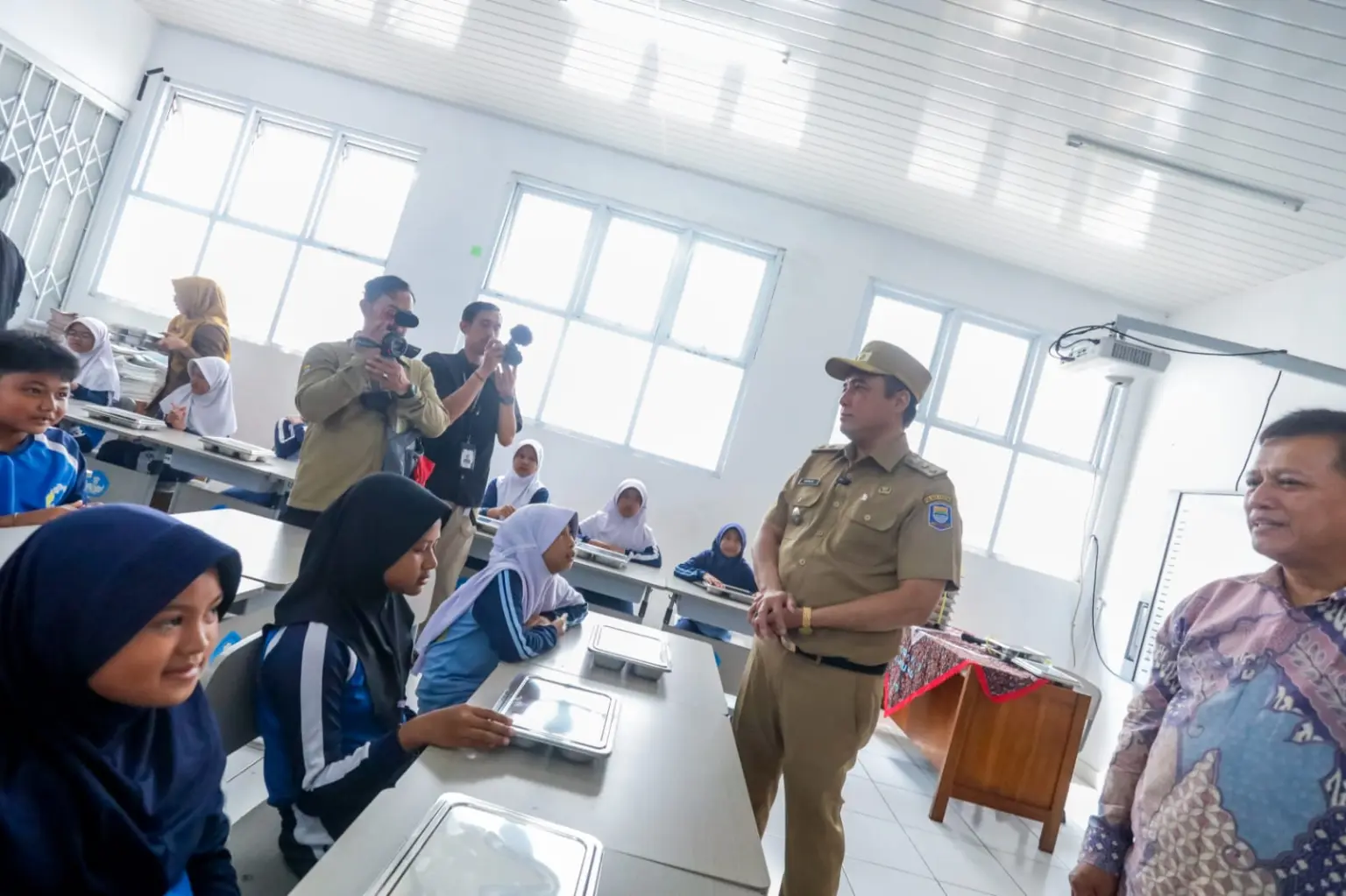 Wakil Wali Kota Bandung Erwin, saat menghadiri pembukaan Sentra Penyedia Pangan Gizi Cisurupan sekaligus pemberian perdana MBG di SD Negeri 90, Jalan Raya Cibiru, Kecamatan Cibiru, Senin (25/8/2025).