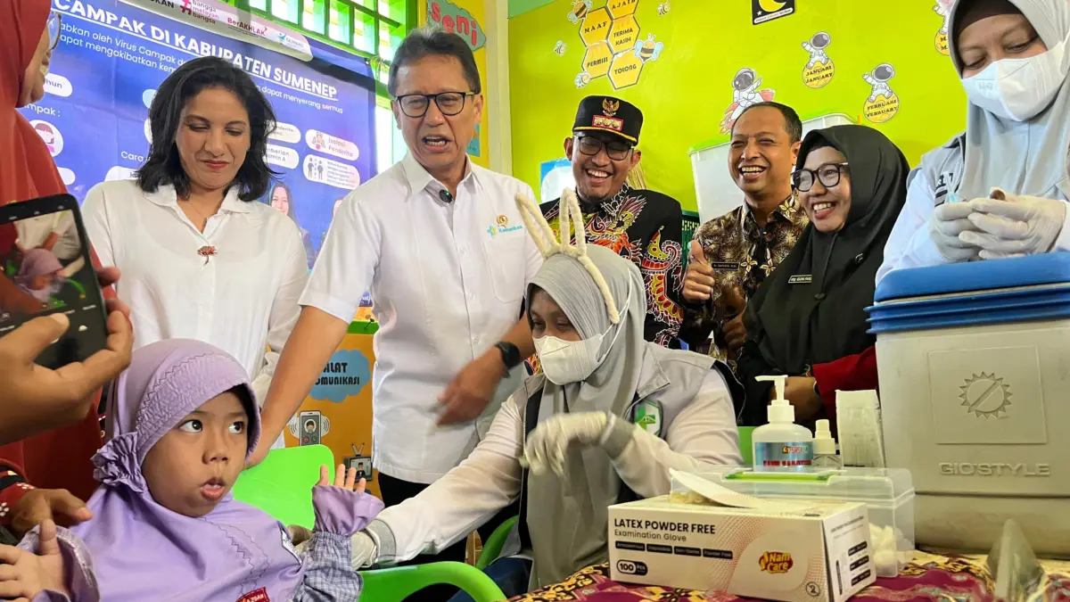 Menteri Kesehatan Budi Gunadi Sadikin saat meninjau penanganan Kejadian Luar Biasa (KLB) campak di Sumenep, Jawa Timur, Kamis (28/8/2025).