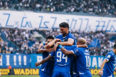 Susunan Pemain Persib Bandung vs Persebaya, Tak Ada Nama William Marcilio Bojan Hodak Puas Dengan Performa Lini Pertahanan di Laga vs Semen Padang