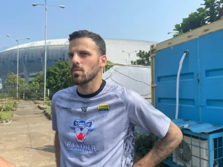 Patricio Matricardi Pede Jelang Menghadapi Lion City Sailors Patricio Matricardi Nikmati Liburan Bersama Keluarga, Soroti Tantangan Persib di Kompetisi Asia