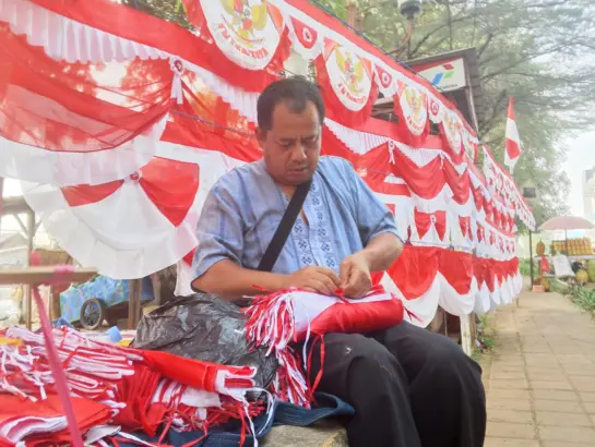 Pedagang Bendera di Karawang Tolak Jual Atribut One Piece: “Ini Momen Nasional, Bukan Anime”