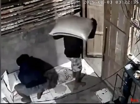 Aksi Pencurian 5 Karung Beras Terekam CCTV Aksi Pencurian 5 Karung Beras Terekam CCTV