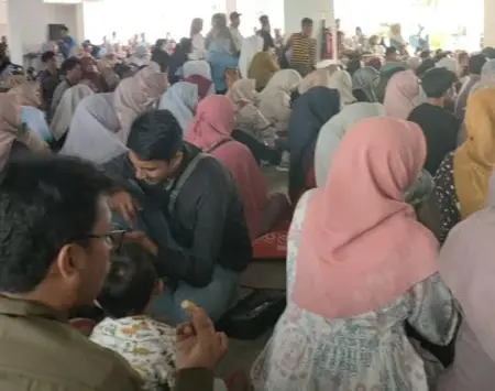 Riuh Pencairan Insentif Guru Non-ASN di Karawang, Antrean Panjang Picu Kritik