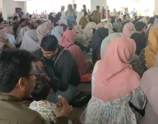 Riuh Pencairan Insentif Guru Non-ASN di Karawang, Antrean Panjang Picu Kritik