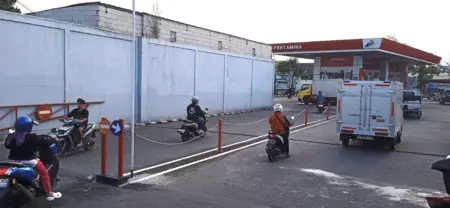 SPBU Holis Jadi Jalur Pintas Tak Resmi di Tengah Kemacetan SPBU Holis Jadi Jalur Pintas Tak Resmi di Tengah Kemacetan