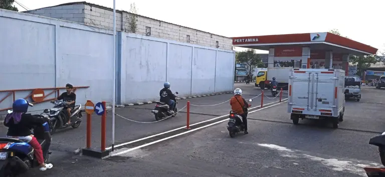 SPBU Holis Jadi Jalur Pintas Tak Resmi di Tengah Kemacetan SPBU Holis Jadi Jalur Pintas Tak Resmi di Tengah Kemacetan