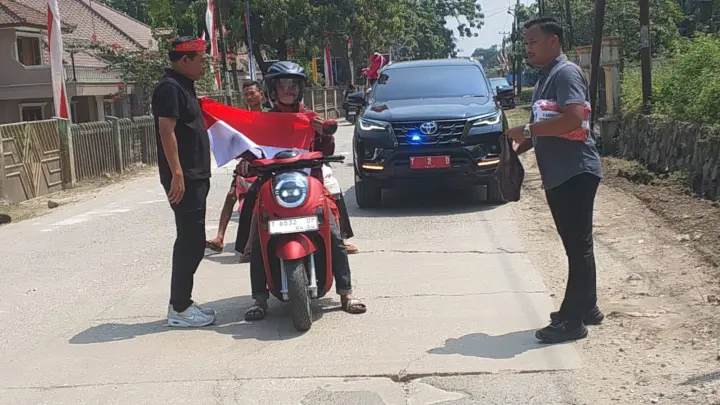 Ketua DPRD Karawang Bagikan Bendera Merah Putih