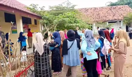 Puluhan Ibu-ibu Geruduk SDN Citarik 1, Tuntut Perbaikan Bangunan Sekolah yang Nyaris Ambruk Puluhan Ibu-ibu Geruduk SDN Citarik 1, Tuntut Perbaikan Bangunan Sekolah yang Nyaris Ambruk