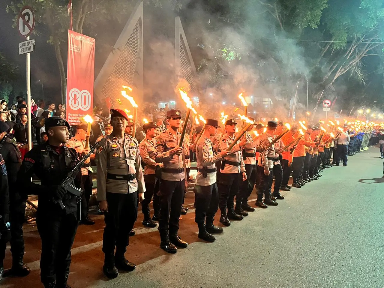 Kapolres Garut Pimpin Upacara Taptu dan Pawai Obor HUT ke-80 RI