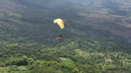 Merah Putih Berkibar di Langit Garut, Polres Terbangkan Semangat Kemerdekaan dari Puncak Gunung Putri Merah Putih Berkibar di Langit Garut, Polres Terbangkan Semangat Kemerdekaan dari Puncak Gunung Putri