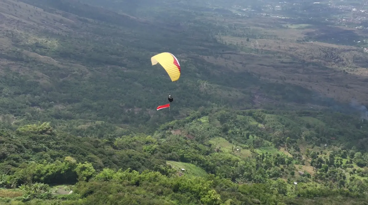 Merah Putih Berkibar di Langit Garut, Polres Terbangkan Semangat Kemerdekaan dari Puncak Gunung Putri