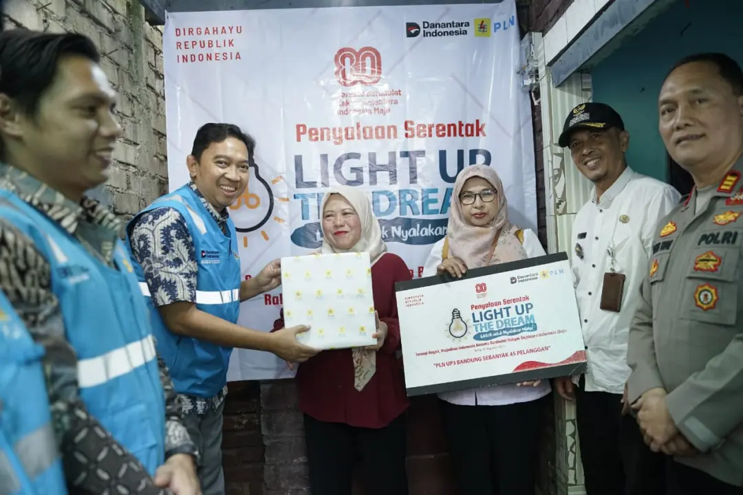 PLN UID Jabar Nyalakan Harapan di Hari Kemerdekaan, 365 Keluarga Prasejahtera Nikmati Sambungan Listrik Gratis