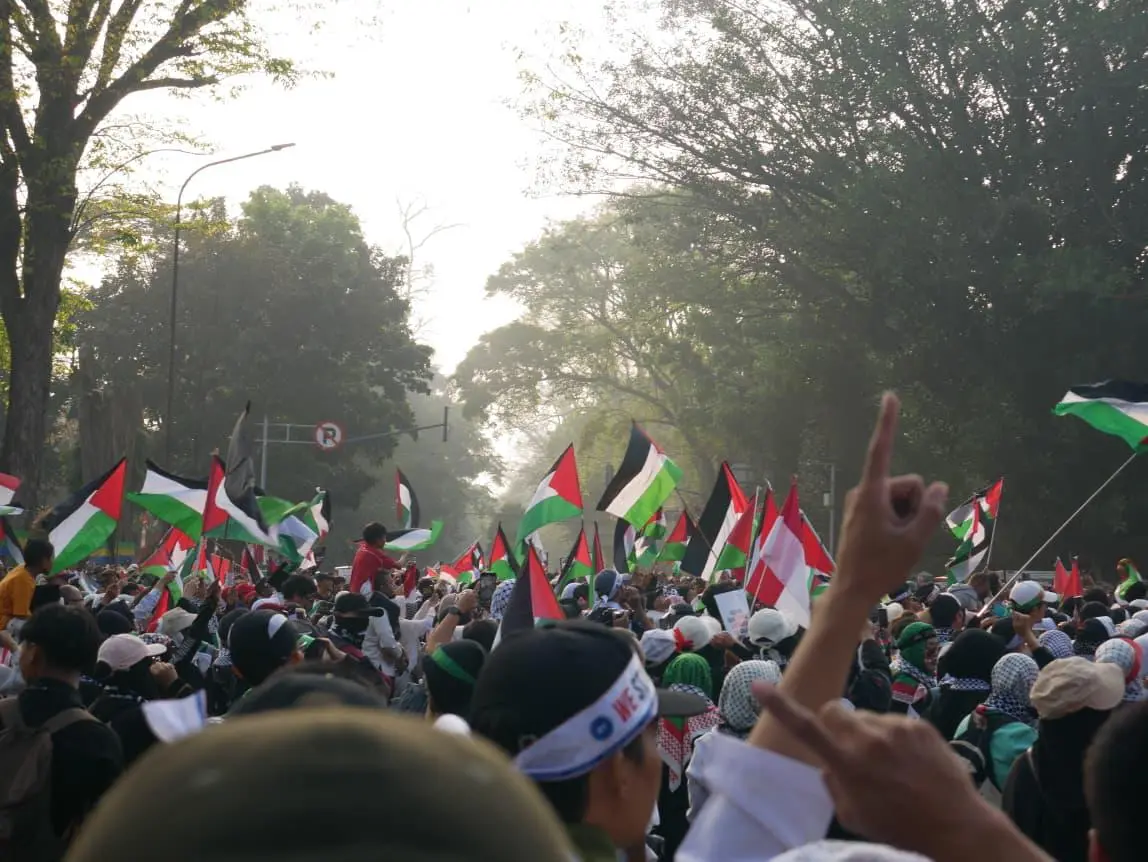 Puluhan Ribu Massa Padati Gedung Sate, Teaterikal Gaza Gegerkan Bandung Puluhan Ribu Massa Padati Gedung Sate, Teaterikal Gaza Gegerkan Bandung